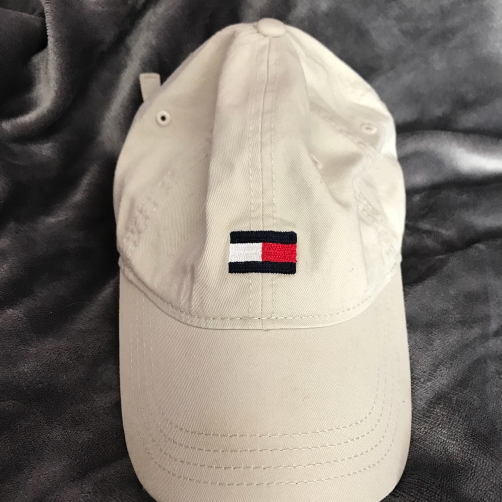 Tommy Hilfiger off-white baseball hat